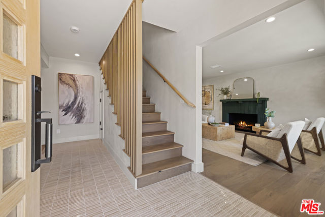 11268 Dona Lola Drive, Studio City CA: https://media.crmls.org/mediaz/045464bf-b92a-4c5e-8ff5-cd1e732a9fcf.jpg