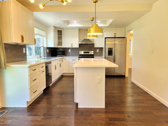 17089 Columbia Dr, Castro Valley CA: https://media.crmls.org/mediaz/0454aaa0-00f5-4436-aa6a-3efd767d58f6.jpg
