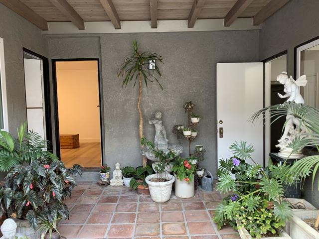 429 Begonia Avenue, Corona del Mar CA: https://media.crmls.org/mediaz/0455494a-8ddc-44c1-ab7b-d4146847f31d.jpg