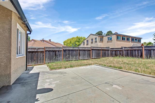 22013 Queen St, Castro Valley CA: https://media.crmls.org/mediaz/0455f729-50e5-48f0-a973-616c47f3adc1.jpg