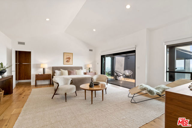8021 Floral Avenue, Los Angeles CA: https://media.crmls.org/mediaz/04567876-176e-4620-bc09-034c4ee988eb.jpg