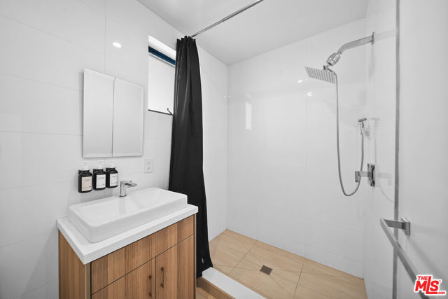 733 N Gramercy Place, Los Angeles CA: https://media.crmls.org/mediaz/045685f4-337b-4d4a-a4f8-d05273983584.jpg
