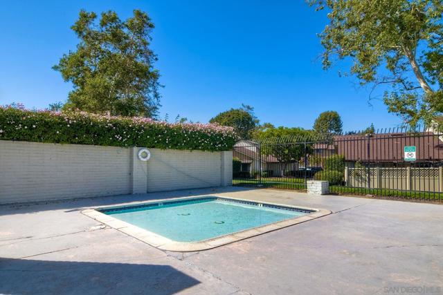 242 Eveningside Gln, Escondido CA: https://media.crmls.org/mediaz/04571ff2-0951-46d9-ace0-69137be60d40.jpg