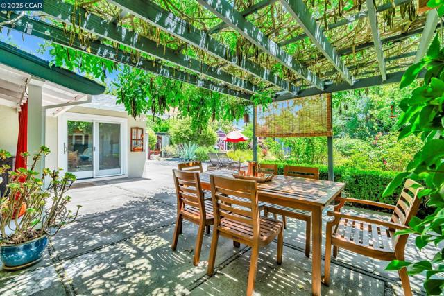 49 Terra Bella Dr, Walnut Creek CA: https://media.crmls.org/mediaz/04588489-d5a2-4f4a-81f7-57083dca854c.jpg