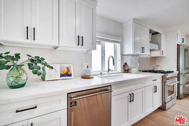 7832 Croydon Avenue, Los Angeles CA: https://media.crmls.org/mediaz/04588f6b-c3ef-46d3-93d1-b192fea22663.jpg