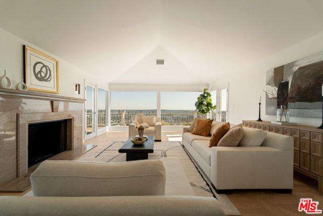 8527 Hedges Way, Los Angeles CA: https://media.crmls.org/mediaz/04592518-0da6-4eb1-961c-2dabe6cce261.jpg