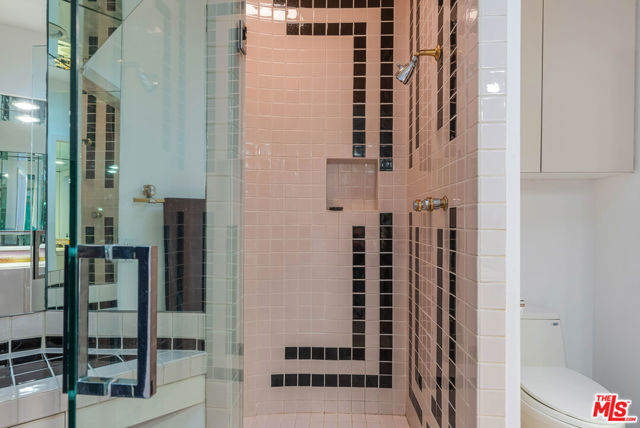 4611 Roma Court, Marina del Rey CA: https://media.crmls.org/mediaz/04598083-81d2-459b-8d18-a91a39e8da51.jpg