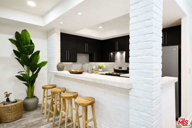 2121 Virginia Avenue, Santa Monica CA: https://media.crmls.org/mediaz/045a79b9-267a-4ea2-b359-f308eadc9ce8.jpg