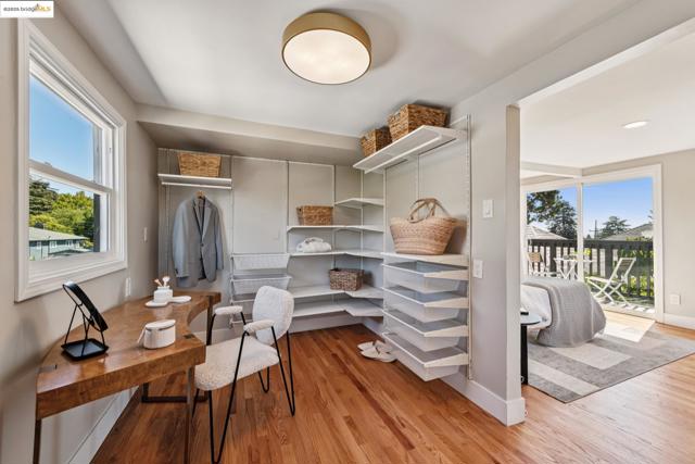 4015 Rhoda Ave, Oakland CA: https://media.crmls.org/mediaz/045b6b26-654f-4598-9875-65e28c1d1fa8.jpg