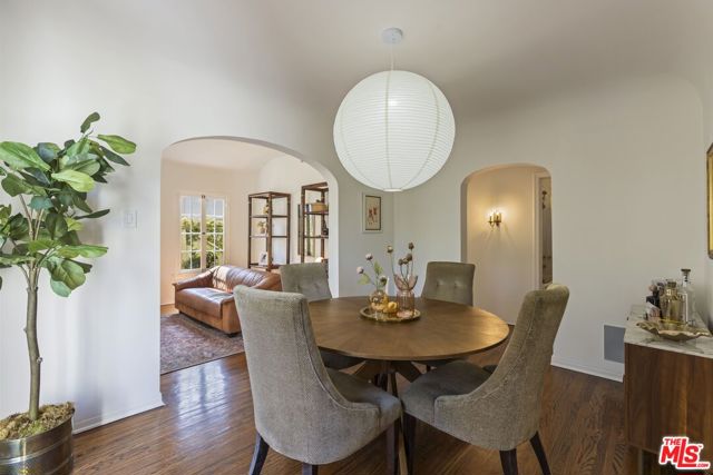 7361 Oakwood Avenue, Los Angeles CA: https://media.crmls.org/mediaz/045c2233-2b51-4834-90e0-17575778b02d.jpg