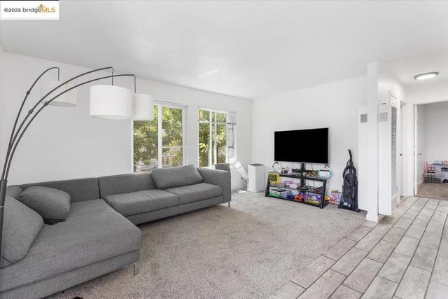812 Delaware St, Fairfield CA: https://media.crmls.org/mediaz/045c7d78-db42-4e13-93d7-eb87ee7edfd8.jpg
