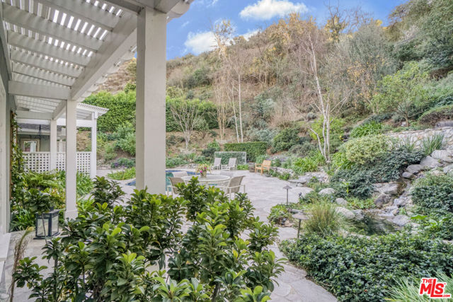 9420 Eden Drive, Beverly Hills CA: https://media.crmls.org/mediaz/045cd6ef-18e5-4f78-8077-6db9059f495d.jpg