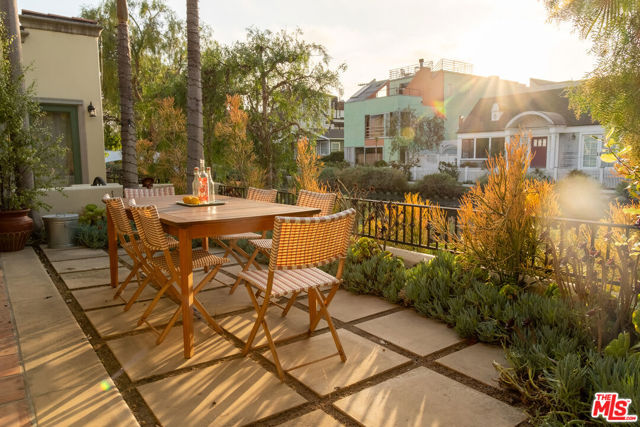 416 Carroll Canal, Venice CA: https://media.crmls.org/mediaz/045ce31f-4f66-44a6-aa9c-74f688539c6e.jpg