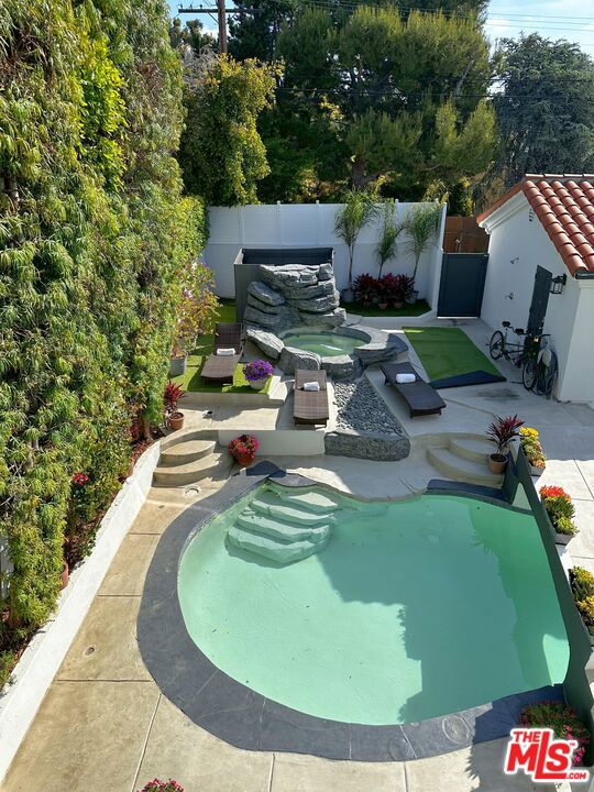 723 10th Street, Santa Monica CA: https://media.crmls.org/mediaz/045cf958-a2f5-4dce-a50b-7855ae7004c1.jpg