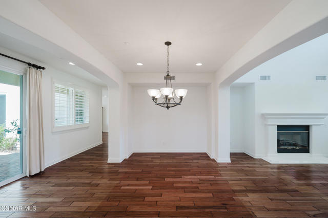 2079 Legacy Drive, Simi Valley CA: https://media.crmls.org/mediaz/045e2ed8-33eb-43b3-b546-a0423a3f4eb1.jpg