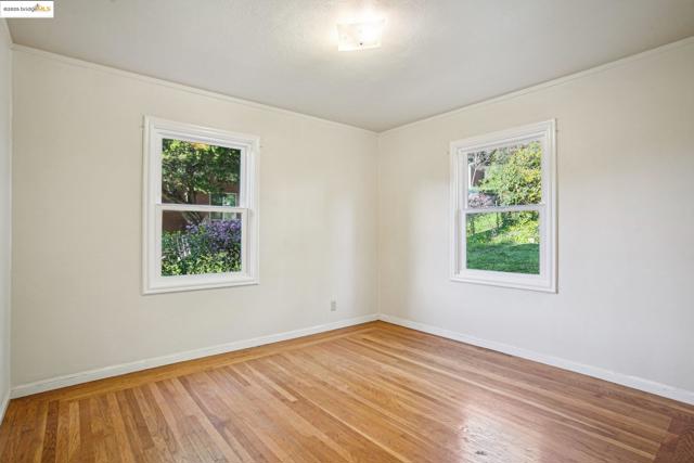 6576 Lucas AVE, Oakland CA: https://media.crmls.org/mediaz/045f542e-de39-4684-80f9-775c65014801.jpg