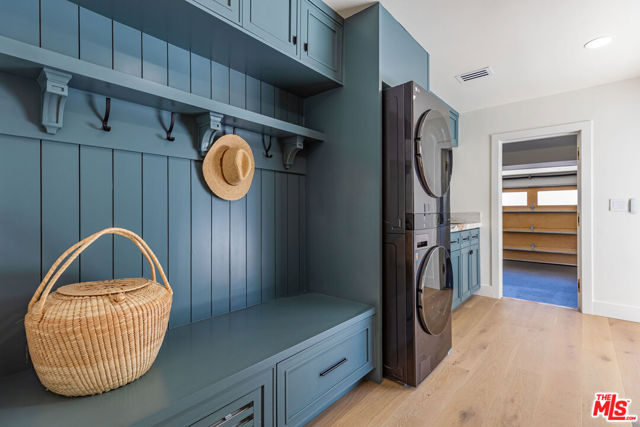 3525 Coast View Drive, Malibu CA: https://media.crmls.org/mediaz/045f7250-fabd-4b53-9447-e7861e52cb51.jpg