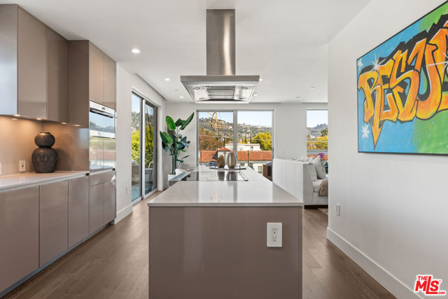 728 N Sweetzer Avenue, West Hollywood CA: https://media.crmls.org/mediaz/045fa8d9-4850-4157-8c61-bc9e15de6c32.jpg