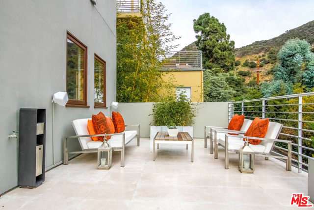 1929 N CURSON Place, Los Angeles CA: https://media.crmls.org/mediaz/04600ded-1f91-4821-b785-4fdf3c2a613b.jpg