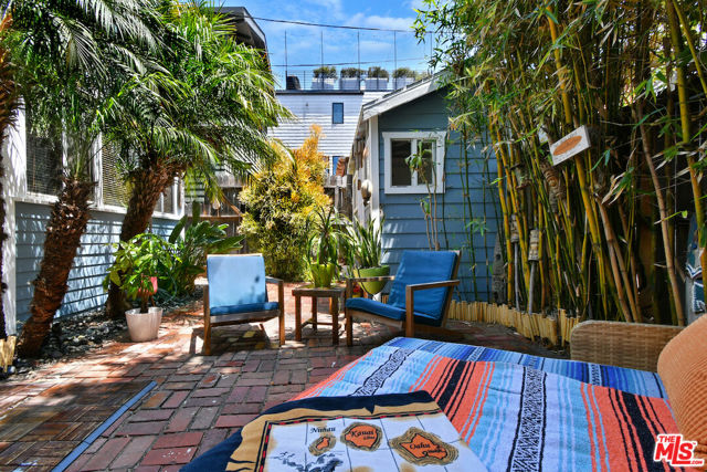 224 Horizon Avenue, Venice CA: https://media.crmls.org/mediaz/0460df72-b57c-47b9-8f4a-5779e22c9967.jpg