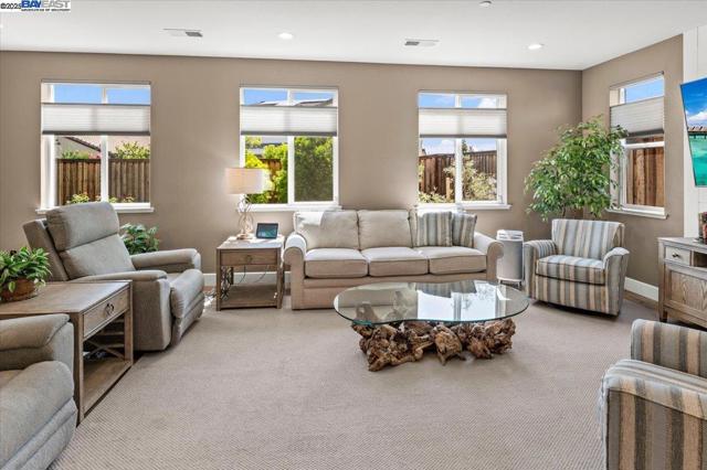 6822 Spanner Ct, Tracy CA: https://media.crmls.org/mediaz/04614505-0c75-484d-a791-b8de364ba1db.jpg