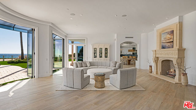 31272 Broad Beach Road, Malibu CA: https://media.crmls.org/mediaz/0461dfb3-aaa4-4d67-8da6-7faf679fde84.jpg