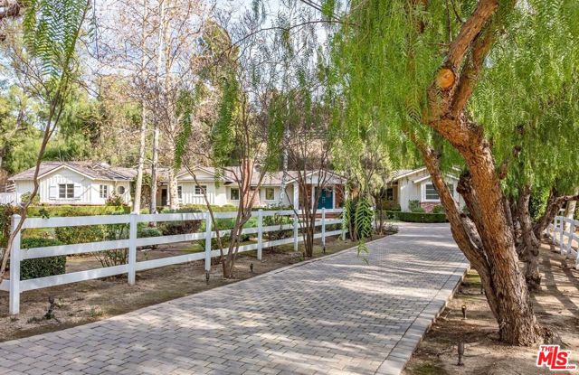 5840 Round Meadow Road, Hidden Hills CA: https://media.crmls.org/mediaz/0462ff77-2952-4e00-ae6b-c6accbfc1eb2.jpg