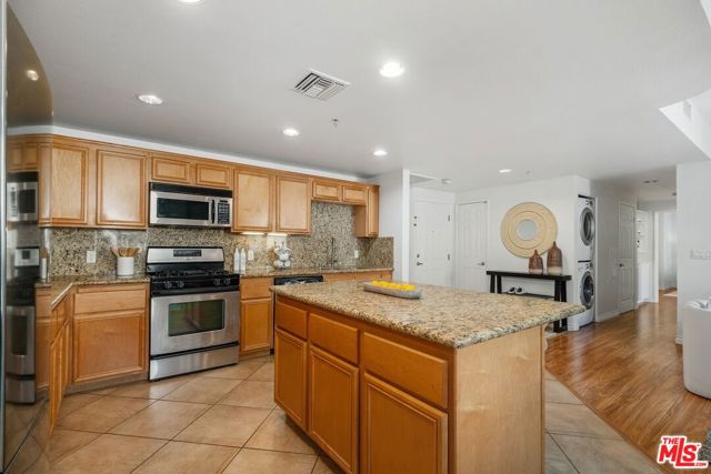 13200 Pacific Promenade, Playa Vista CA: https://media.crmls.org/mediaz/04649653-d2eb-4141-93f8-b4726922e39b.jpg