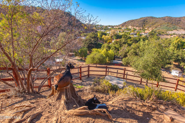 356 E Carlisle Road, Thousand Oaks CA: https://media.crmls.org/mediaz/0464f98c-3640-40b7-8c22-84f017102b03.jpg