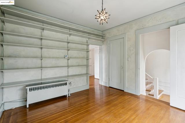 618 Boulevard Way, Piedmont CA: https://media.crmls.org/mediaz/0465810b-d8e9-43e4-b0b0-110dcd4790f8.jpg