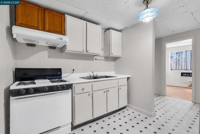 2150 35Th Ave, Oakland CA: https://media.crmls.org/mediaz/04658d83-68a9-45c0-b63e-ff4b6de0daa5.jpg