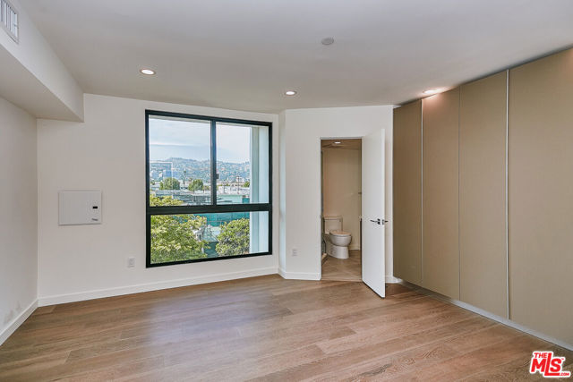 328 N Maple Drive, Beverly Hills CA: https://media.crmls.org/mediaz/04659cca-f213-4656-b084-a967a8119657.jpg