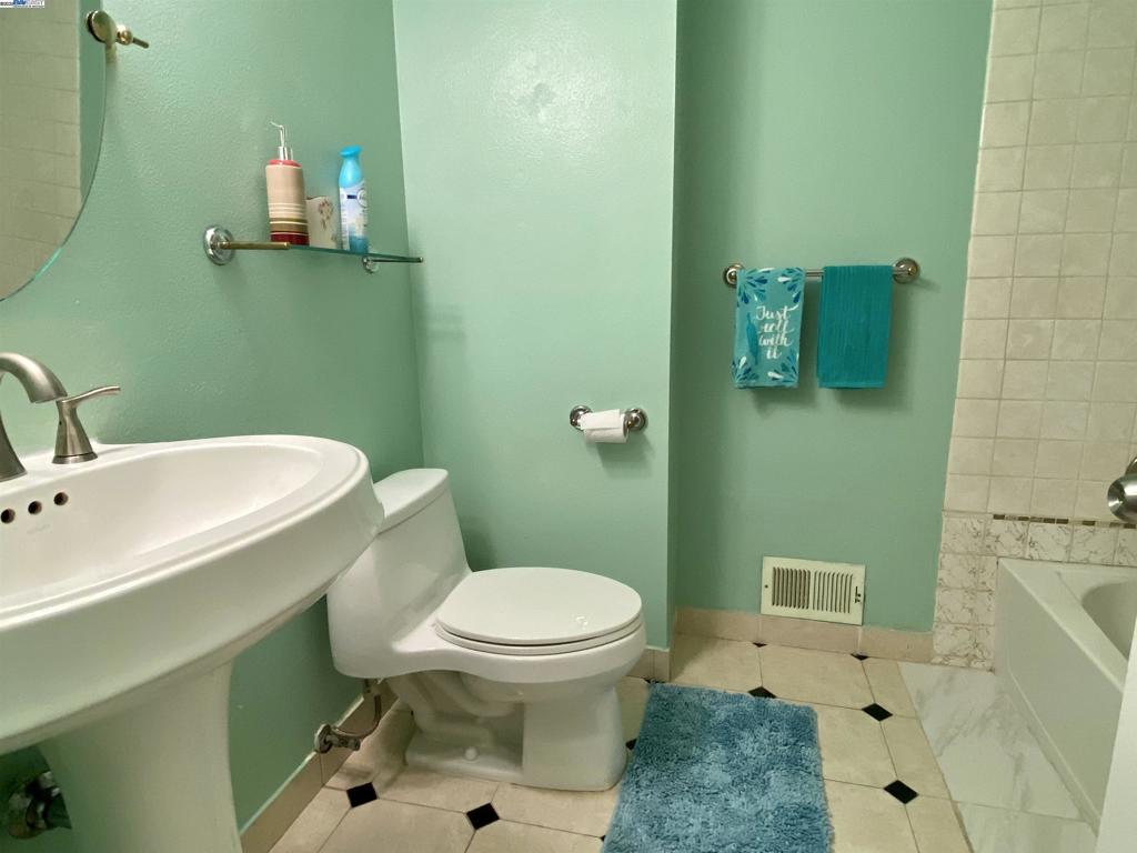 https://media.crmls.org/mediaz/04664237-b07c-4ad2-9b36-e7cbffad202a.jpg?preset=X-Large