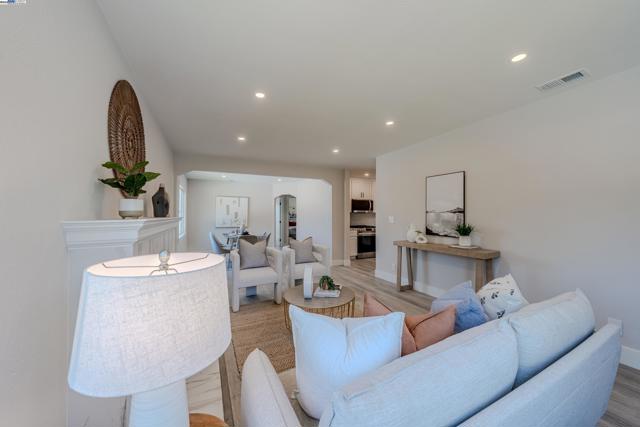 10007 Burr St, Oakland CA: https://media.crmls.org/mediaz/04669ebf-cfe1-47f4-9d26-076d7c868fcf.jpg