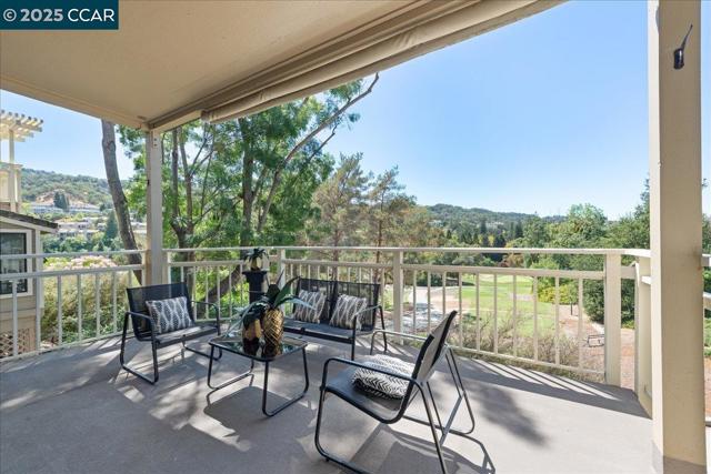 5501 Terra Granada Dr, Walnut Creek CA: https://media.crmls.org/mediaz/046742e6-c068-4a22-b3bb-8a2ab8de4fe9.jpg