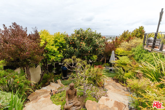 3837 Paseo De Las Tortugas, Torrance CA: https://media.crmls.org/mediaz/0467549d-0720-49b4-8911-6a036678f3d7.jpg