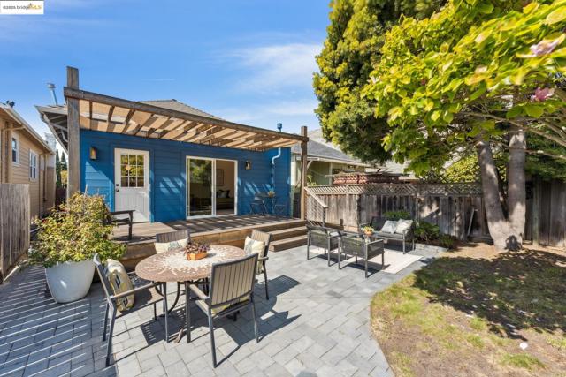 3716 Market St, Oakland CA: https://media.crmls.org/mediaz/04687605-1cd9-4da9-9d03-d72f14d73b9d.jpg