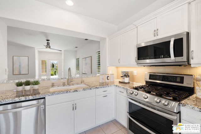 78712 Postbridge Circle, Palm Desert CA: https://media.crmls.org/mediaz/0468de05-5a96-4192-8eab-1bc06597fd3d.jpg