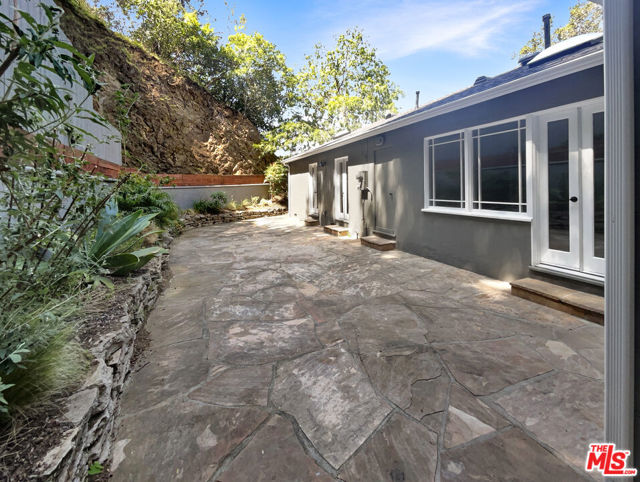 2252 Verde Oak Drive, Los Angeles CA: https://media.crmls.org/mediaz/04695ea6-7a33-44f0-9eba-b5b74294c5bb.jpg