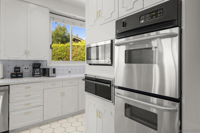 8390 Prestwick Dr, La Jolla CA: https://media.crmls.org/mediaz/04699d4a-ba48-43e4-afd2-3b973a320bee.jpg