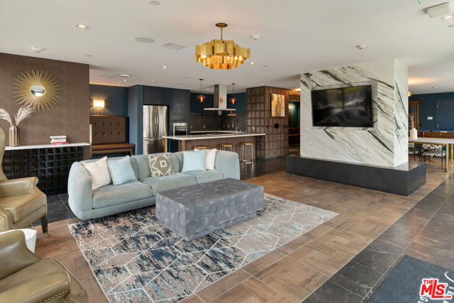 901 S Flower Street, Los Angeles CA: https://media.crmls.org/mediaz/0469bc7a-bf5b-4ebf-aa5b-4fa27be0b362.jpg