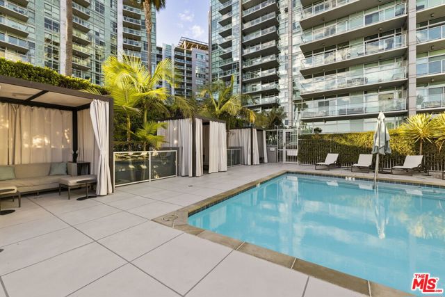 13650 Marina Pointe Drive, Marina del Rey CA: https://media.crmls.org/mediaz/0469daa2-96e3-46e1-a0ca-fb375fac6ebd.jpg