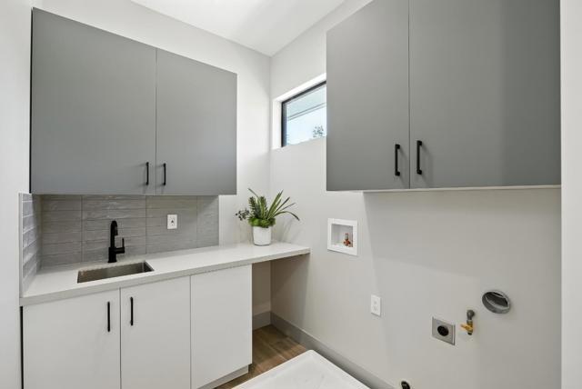 1127 Hillslope Place, Los Altos CA: https://media.crmls.org/mediaz/046ab967-ff8c-48d2-8a25-b6341bdff430.jpg