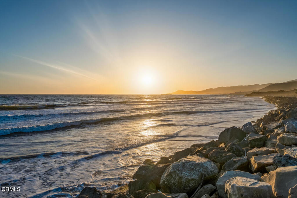 https://media.crmls.org/mediaz/046b194d-23d3-404e-ab51-52ae5e569732.jpg?preset=X-Large