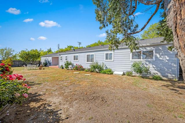 4211 Bolsa Road, Hollister CA: https://media.crmls.org/mediaz/046b470d-2c5f-4d23-9dd5-31160d6d585e.jpg