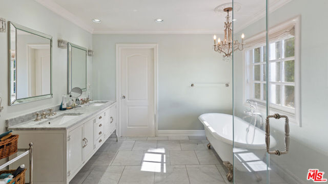 10900 Terryview Drive, Studio City CA: https://media.crmls.org/mediaz/046b5c8e-f851-4749-8b69-292d661e0ac4.jpg