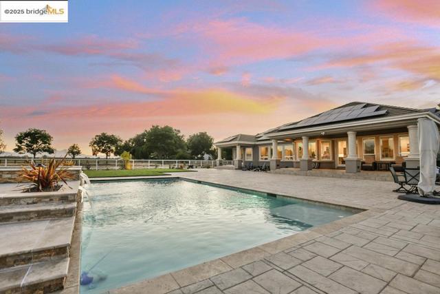 430 Ellisa Ln, Brentwood CA: https://media.crmls.org/mediaz/046b89e3-efbe-4725-866b-efd034f1b448.jpg