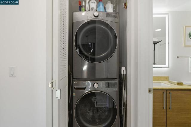200 2nd St, Oakland CA: https://media.crmls.org/mediaz/046ba36b-e97f-465a-ae25-98d22f55b185.jpg