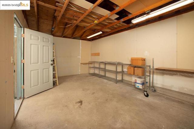 1651 Michael Dr, Pinole CA: https://media.crmls.org/mediaz/046bb7b9-cc52-4655-9e40-b1c1b5449f5f.jpg