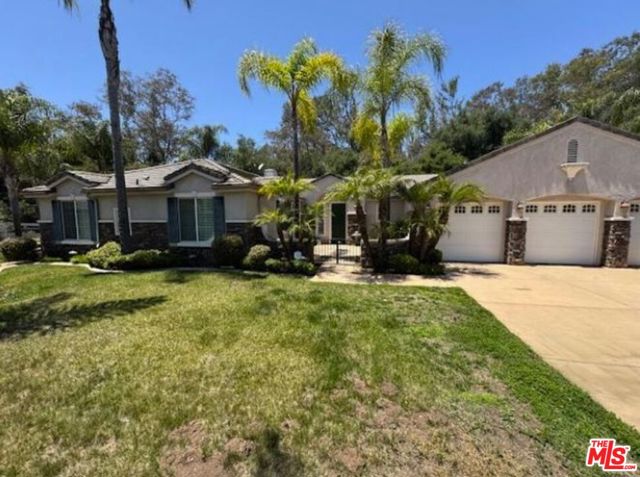 1808 Fallbrook Oaks Court, Fallbrook CA: https://media.crmls.org/mediaz/046c8f44-c69d-4feb-8166-3e4ea6c07e9c.jpg